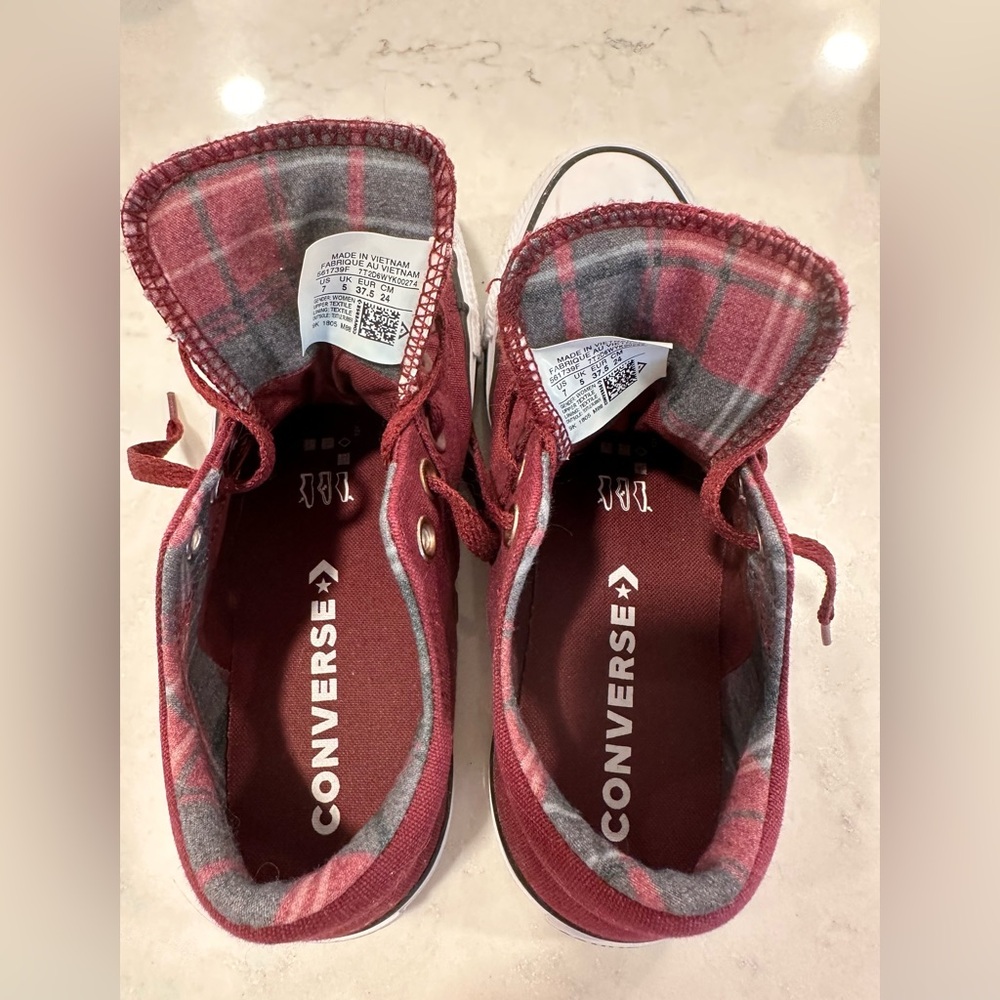 Converse All Star Chuck Taylor’s, size 7, Burgundy - Picture 6 of 8